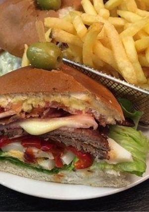 Una foto de 🇺🇾 Receta de chivito uruguayo con fritas Y salsa criolla Uruguaya