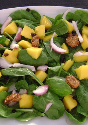 Foto principal de Ensalada de espinacas con mango y nueces