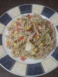 Ensalada de pasta con pollo y fruta