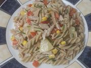 Una foto de pasta con pollo a la plancha