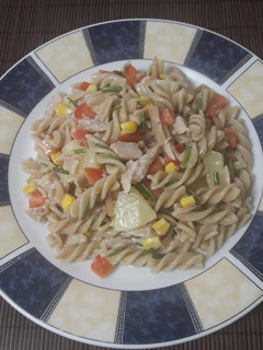 Una foto de Ensalada de pasta con pollo y fruta
