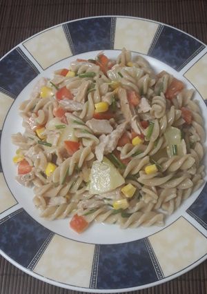 Una foto de Ensalada de pasta con pollo y fruta