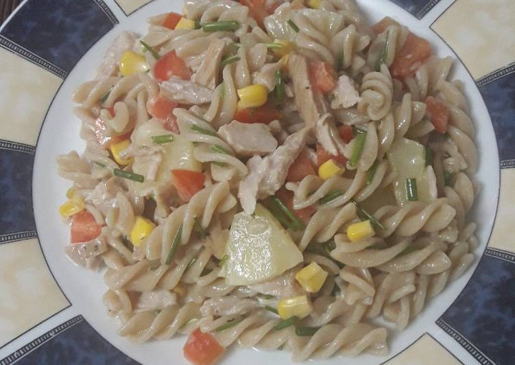 Ensalada de pasta con pollo y fruta