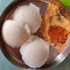 A picture of Idli with molaghapodi.