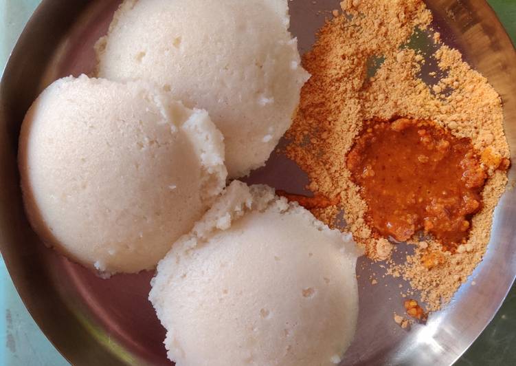 Idli with molaghapodi