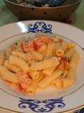 Macarrão com salmão, vodka e tomatinhos