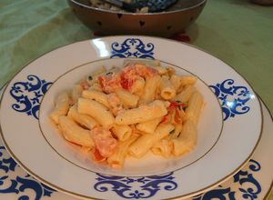 Foto de Macarrão com salmão, vodka e tomatinhos