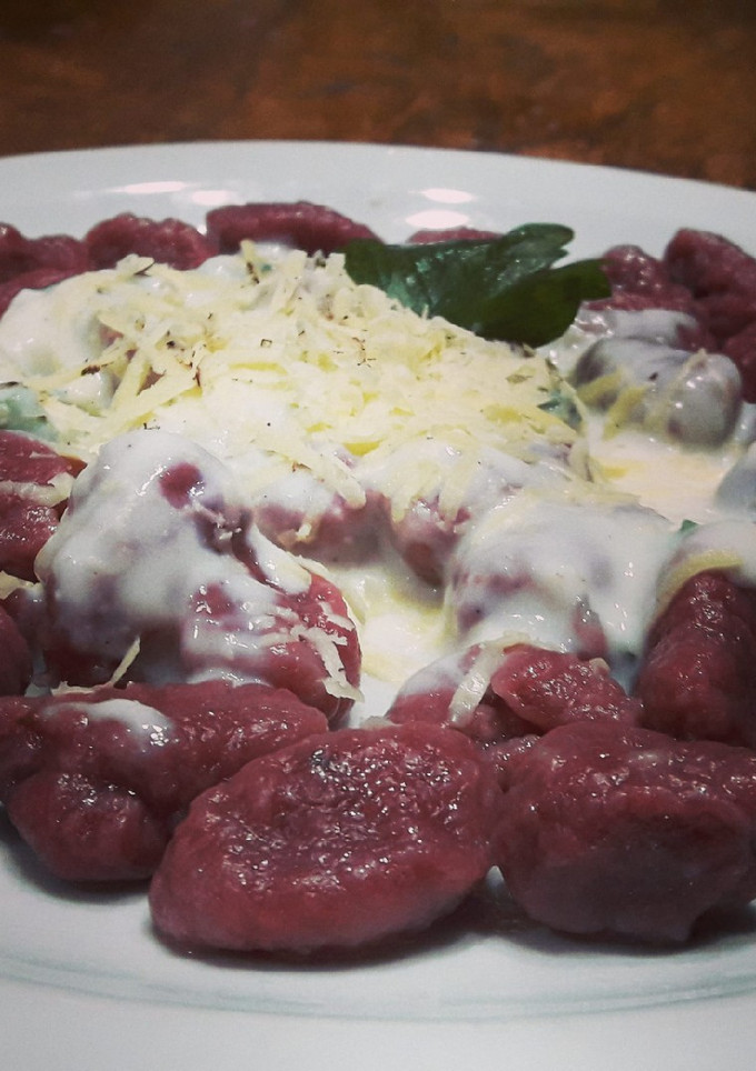 Una foto de Ñoquis de remolacha con salsa Blanca al verdeo