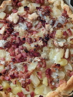A picture of Torta salata: patate,pancetta affumicata e formaggio.