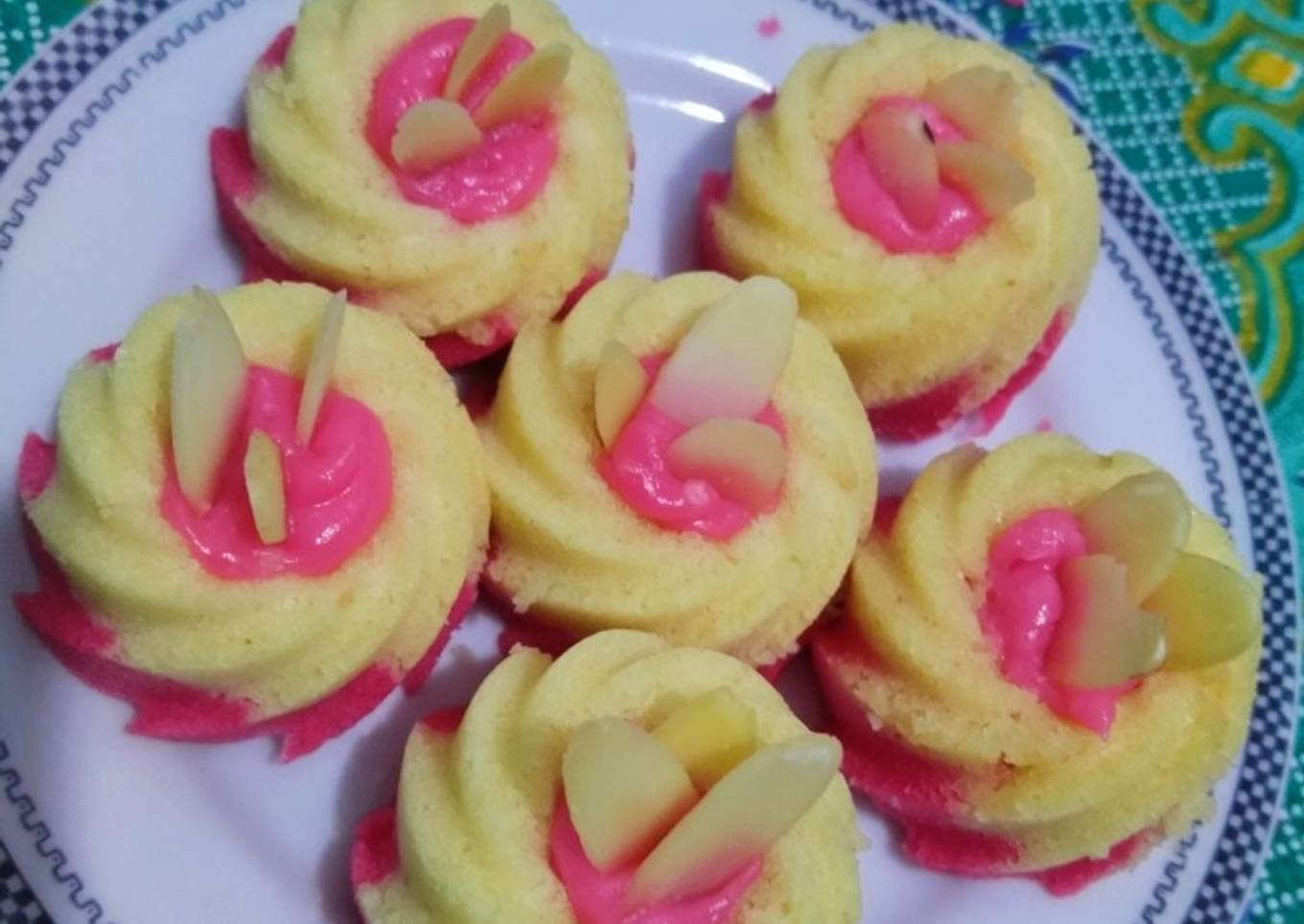 Kue kukus Strawberry susu keju Lumer