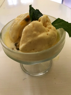 Una foto de Helado cremoso de maracuyá