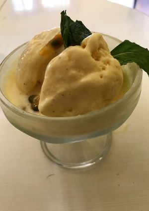 Una foto de Helado cremoso de maracuyá