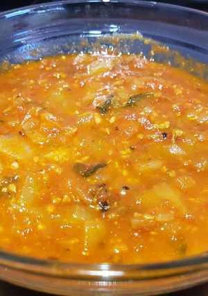 A picture of Homemade tomato sauce for meat, fish or pasta dishes.