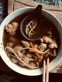 Una foto de Soba con pollo apanado