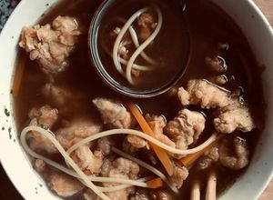 Una foto de Soba con pollo apanado