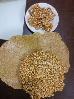 તલ અને સીંગ ની ચીકી રેસીપી મુખ્ય ફોટો