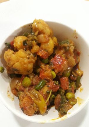 मसाला मिक्स वेज सब्ज़ी (Masala Mix veg Sabzi recipe in hindi) रेसिपी मुख्य फोटो