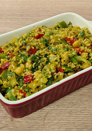 Una foto de Wok de burgul y garbanzos con verduras al curry