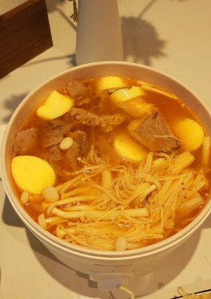 Hình của món Canh thịt bò kim chi.