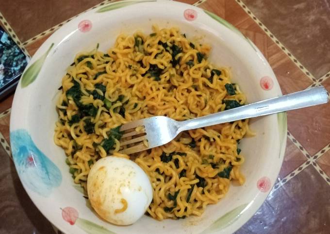 Indomie, egg and vegetable (ugu)