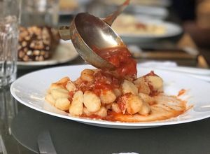Una foto de Gnocchis caseros (ñoquis) con sobras de puré *ideales para los 29