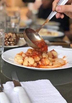 Una foto de Gnocchis caseros (ñoquis) con sobras de puré *ideales para los 29