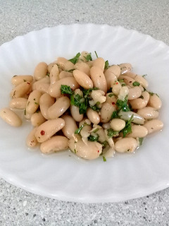 Una foto de 🥗✔😋 Ensalada de Alubias | Ensalada de Frijoles Blancos | Ensalada de Porotos Blancos 🥗✅