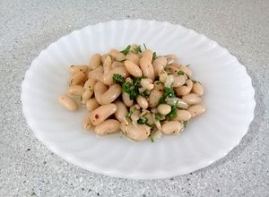 Una foto de 🥗✔😋 Ensalada de Alubias | Ensalada de Frijoles Blancos | Ensalada de Porotos Blancos 🥗✅