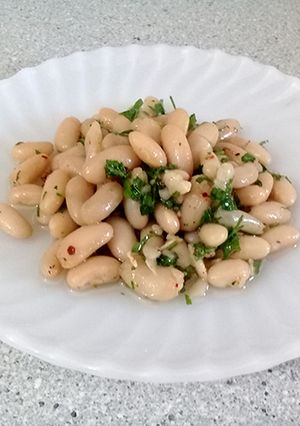 Una foto de 🥗✔😋 Ensalada de Alubias | Ensalada de Frijoles Blancos | Ensalada de Porotos Blancos 🥗✅