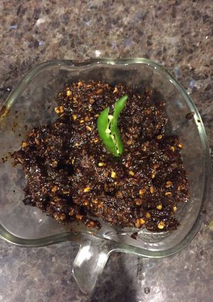 A picture of Garlic and dry red chilli ki chutney.