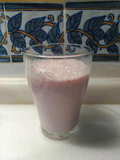 Una foto de Batido de proteínas casero de fresa y avena