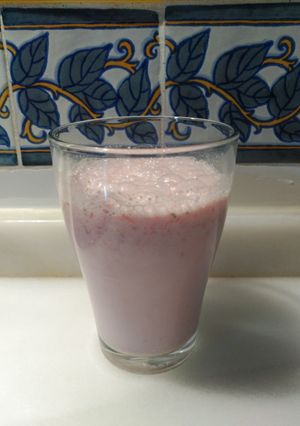 Una foto de Batido de proteínas casero de fresa y avena