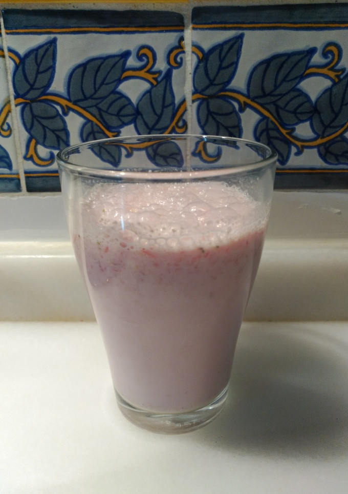 Una foto de Batido de proteínas casero de fresa y avena