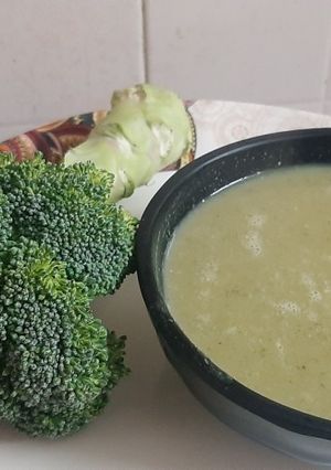 બ્રોકલી સૂપ (Broccoli Soup Recipe In Gujarati) રેસીપી મુખ્ય ફોટો