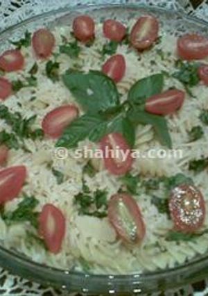 صورة لوصفة طريقة عمل سلطة مكرونة بالبندورة والحبق