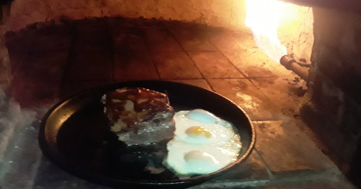 Pecho de cerdo con huevos de campo al horno de barro Receta de Lea Lemes-  Cookpad