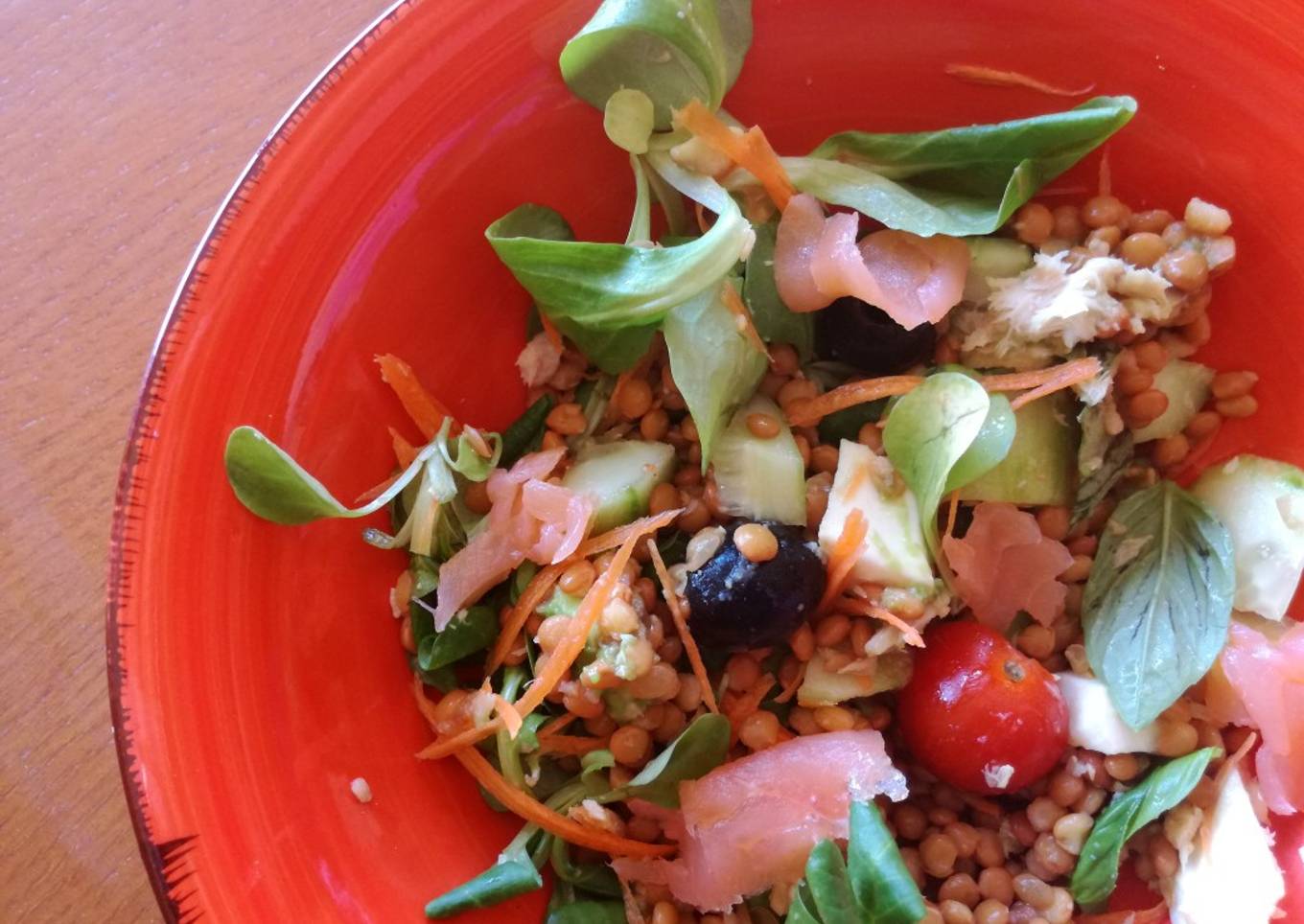 Ensalada fresca de lentejas con atún, aguacate y salmón