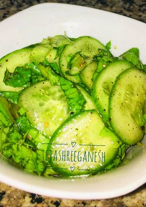 लेट्युस-क्युकंबर सलाड (lutes cucumber salad recipe in marathi) रेसिपी चे मुख्य फोटो 