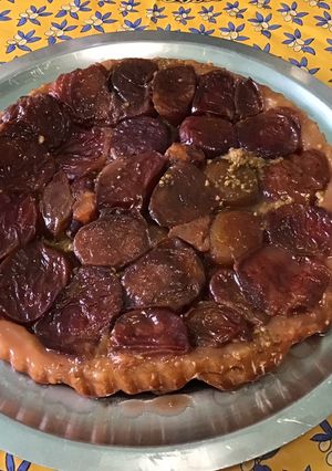 Une photo de Tarte renversée prunes et pistaches