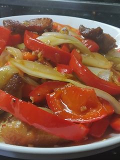 Hình của món Thịt xào chua ngọt hành tây và ớt chuông.