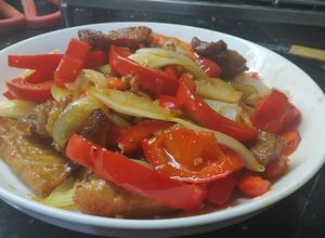 Hình của món Thịt xào chua ngọt hành tây và ớt chuông.