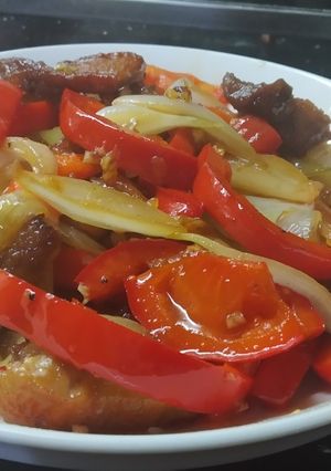 Hình của món Thịt xào chua ngọt hành tây và ớt chuông.