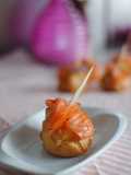 Profiteroles de queso aromatizado con salmón marinado