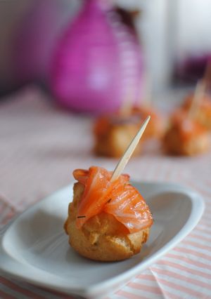 Una foto de Profiteroles de queso aromatizado con salmón marinado