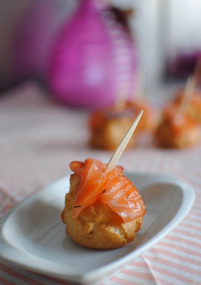 Una foto de Profiteroles de queso aromatizado con salmón marinado