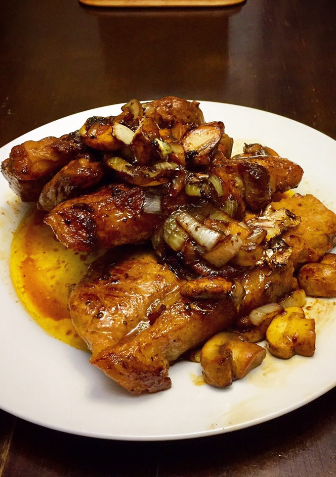 Una foto de Strip Loin Steak & Mushroom Lemon Sauce/filete tira de lomo