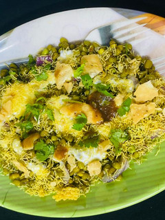 मूंग दाल की चाट (moong dal ki chaat recipe in Hindi) रेसिपी मुख्य फोटो