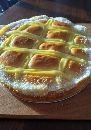 Una foto de Torta matera con crema pastelera 💛