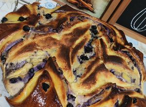 O poză a rețetei Brioche cu cremă, pastă de brânză proaspătă și afine.