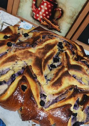 O poză a rețetei Brioche cu cremă, pastă de brânză proaspătă și afine.